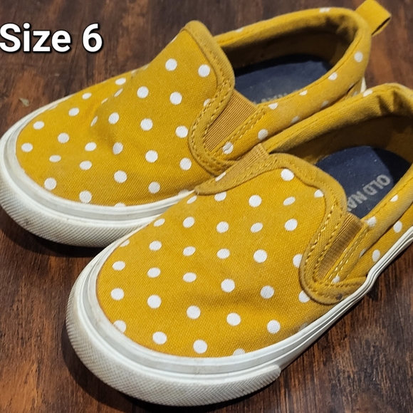 3/$20 🏷 Old Navy Toddler Slip On Shoes Size 6 - Picture 2 of 3